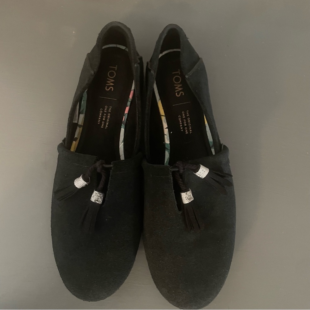 TOMS Kelli Black Suede Slip On Flats Silver Tassel Womens 6.5